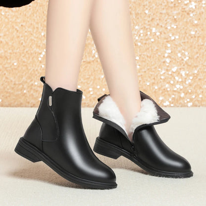 Schwarze Winterstiefelette mit Fellfutter am Schaftrand und Blockabsatz