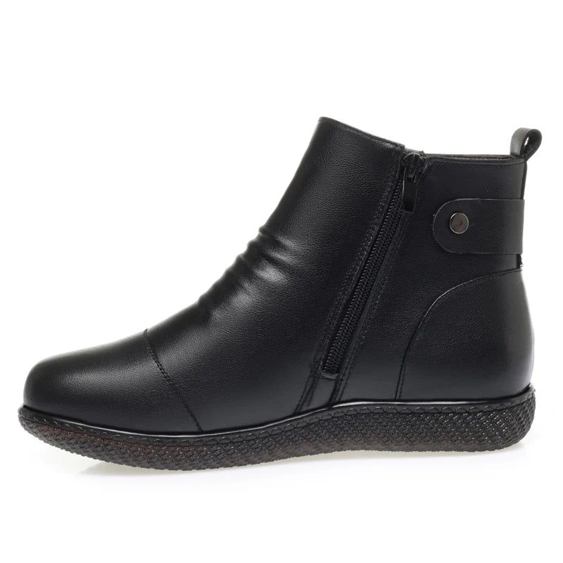 Schwarzer Kurzstiefel aus Leder mit Reißverschluss, flachem Profilsohlenrand
