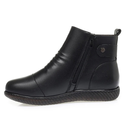 Schwarzer Kurzstiefel aus Leder mit Reißverschluss, flachem Profilsohlenrand