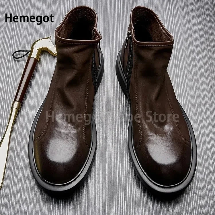 Braune Retro-Stiefelette mit hohem Schaft und kontrastierender, dunkler Laufsohle