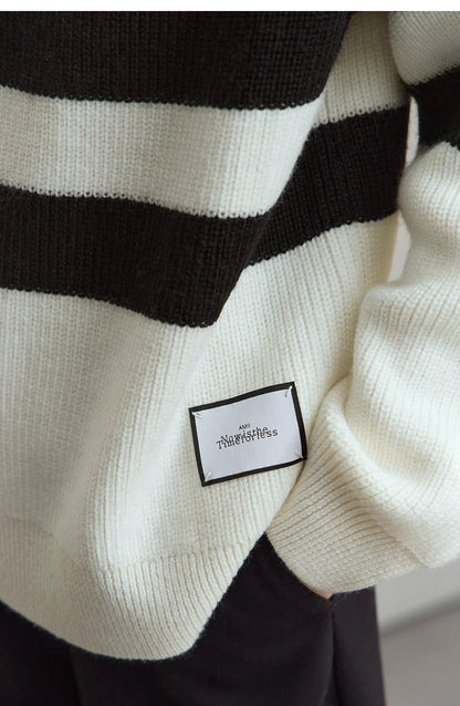 Etikett am Rollkragenpullover aus Strick in cremeweiß mit schwarzen/weißen Streifen