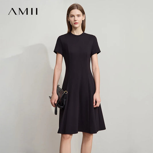 Tailliertes Strickkleid, schwarz, kurzer Ärmel, Rundhalsausschnitt, knielang