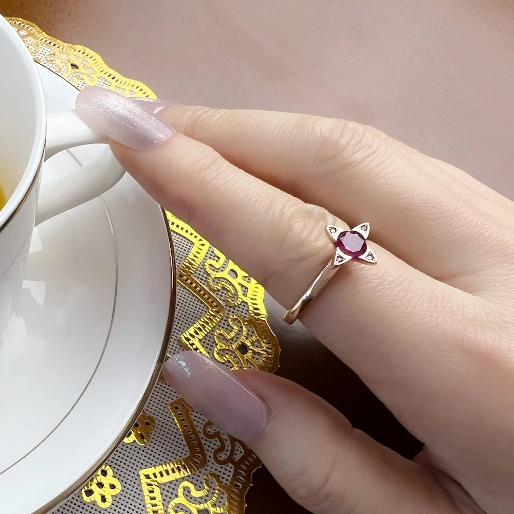 Ring-Seitenansicht am Finger: roségoldfarbene Schiene mit violettem Mittelstein