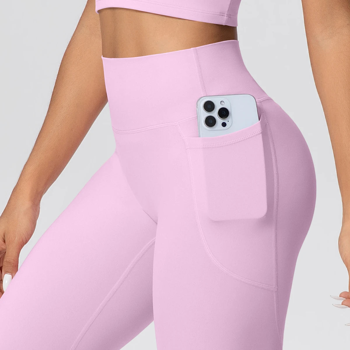 Lila Leggings mit Hosentasche vorn; Handy steckt im Einsatz, hoher Bund, Blick von oben