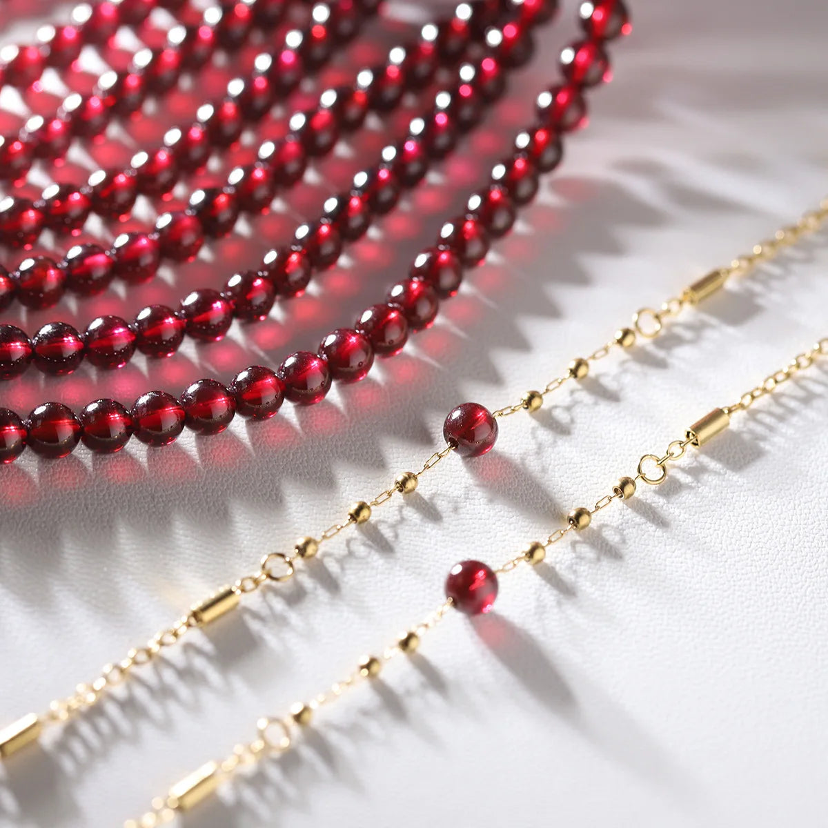 Damen-Armband mit Granat-Naturstein und Edelstahl