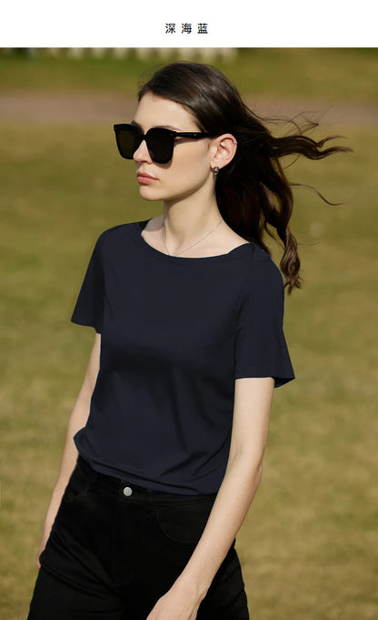 Damen T-Shirt im minimalistischen Stil mit One-Line Kragen und kurzen Ärmeln