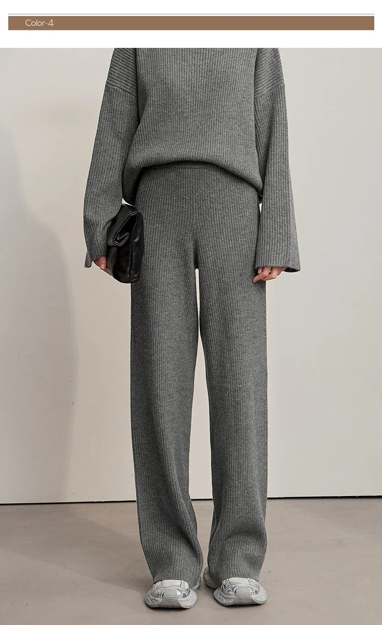 Graues Strick-Set: Rollkragenpullover mit weiter Hose, Vorderansicht