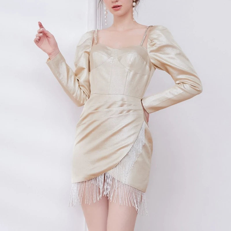 Elegantes Damenkleid mit hohlem Design, Perlenverzierung und hohem Kragen – Langarm-Patchwork mit Schlitz.