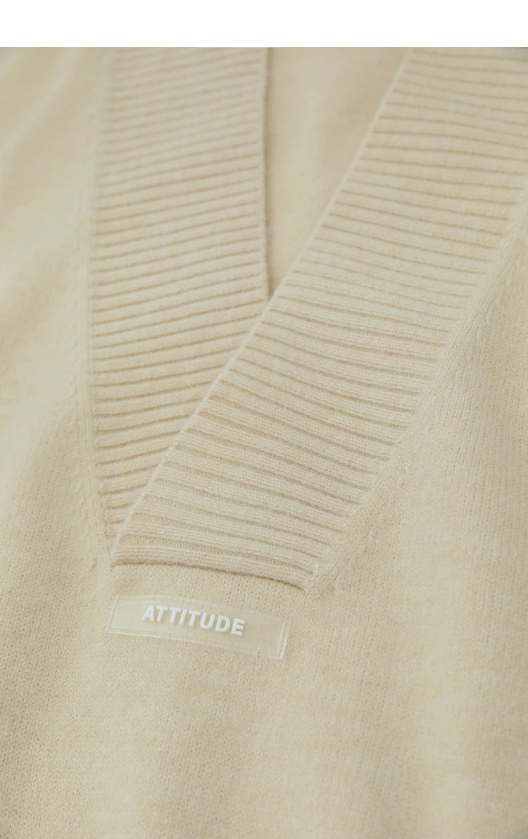 Detail: Strickpullover mit V-Ausschnitt, cremefarben, gerippter Musterstrick