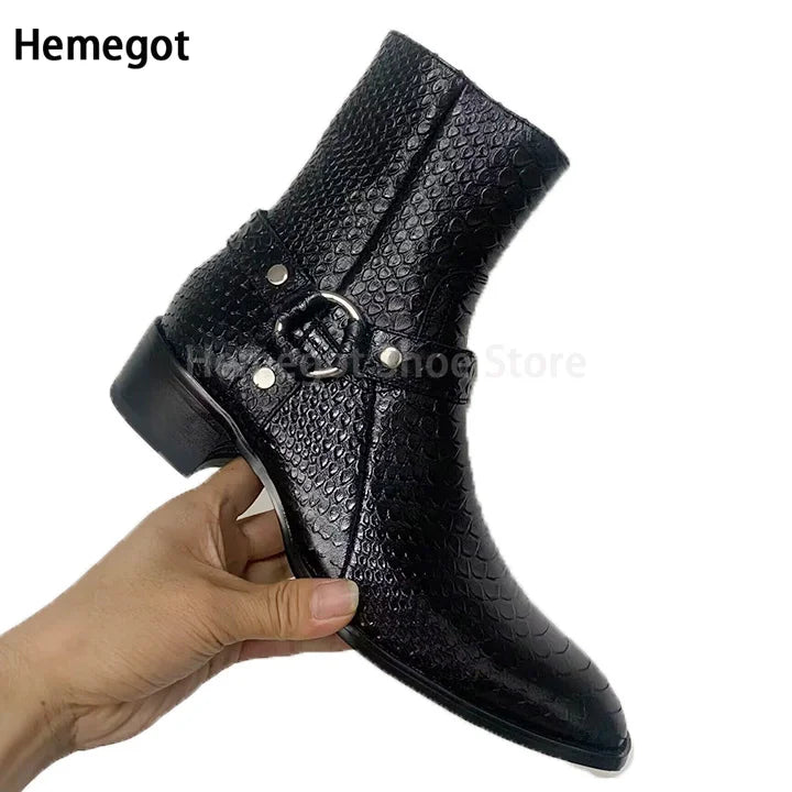 Schwarze Chelsea-Boots mit Schlangenprägung, seitlichem Reißverschluss und Schnallendetail