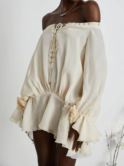 Zweiteiliges Damen-Set mit schulterfreiem Oberteil, langen Ärmeln und Schleifendetail sowie Patchwork-Rock mit Rüschen – elegant und modern.
