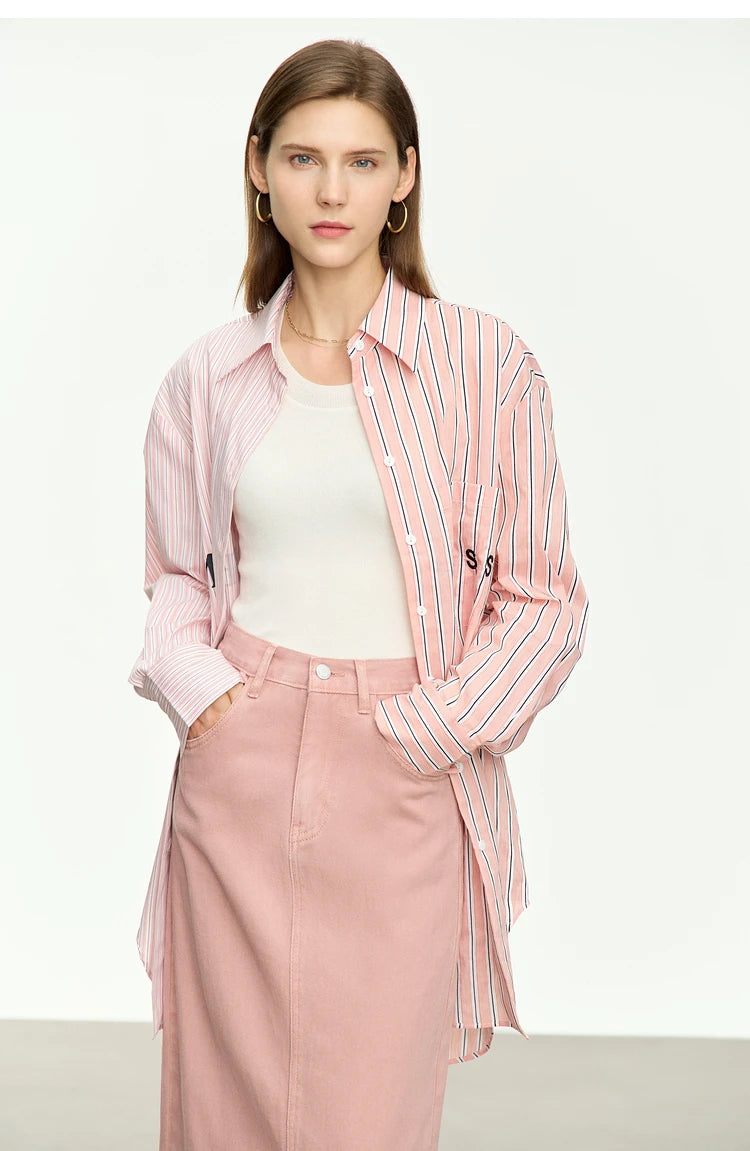 Rosafarbene gestreifte Langarm-Overlayer über weißem Untertop, leichter Strick-Look