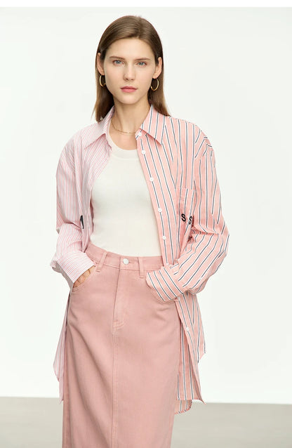 Rosafarbene gestreifte Langarm-Overlayer über weißem Untertop, leichter Strick-Look