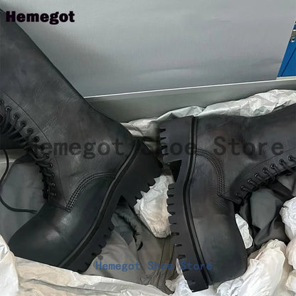 Schwarze Schnürstiefel im Detail: dicker Sohlenrand, gepolsterter Schaft, Schnürung