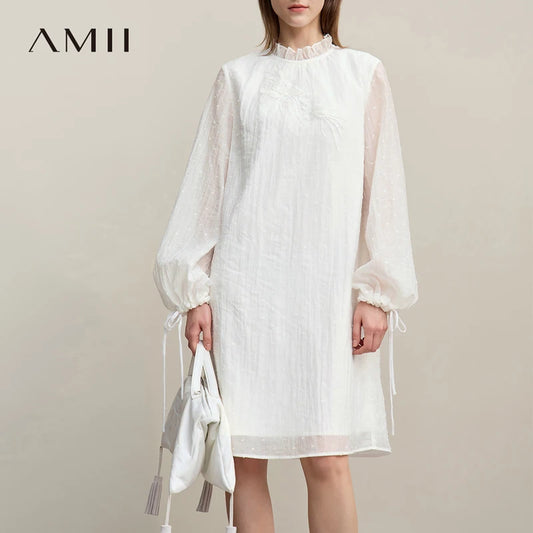 Damenkleid in Weiß mit Stehkragen und Rüschen, ausgestelltem Saum, lange Puffärmel