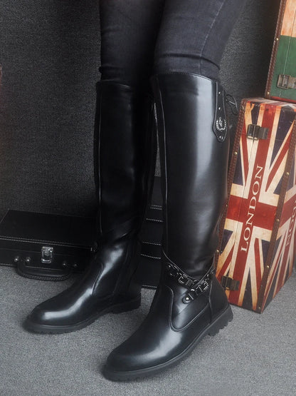 Schwarze kniehohe Stiefel mit spitzer Spitze und glänzendem Obermaterial