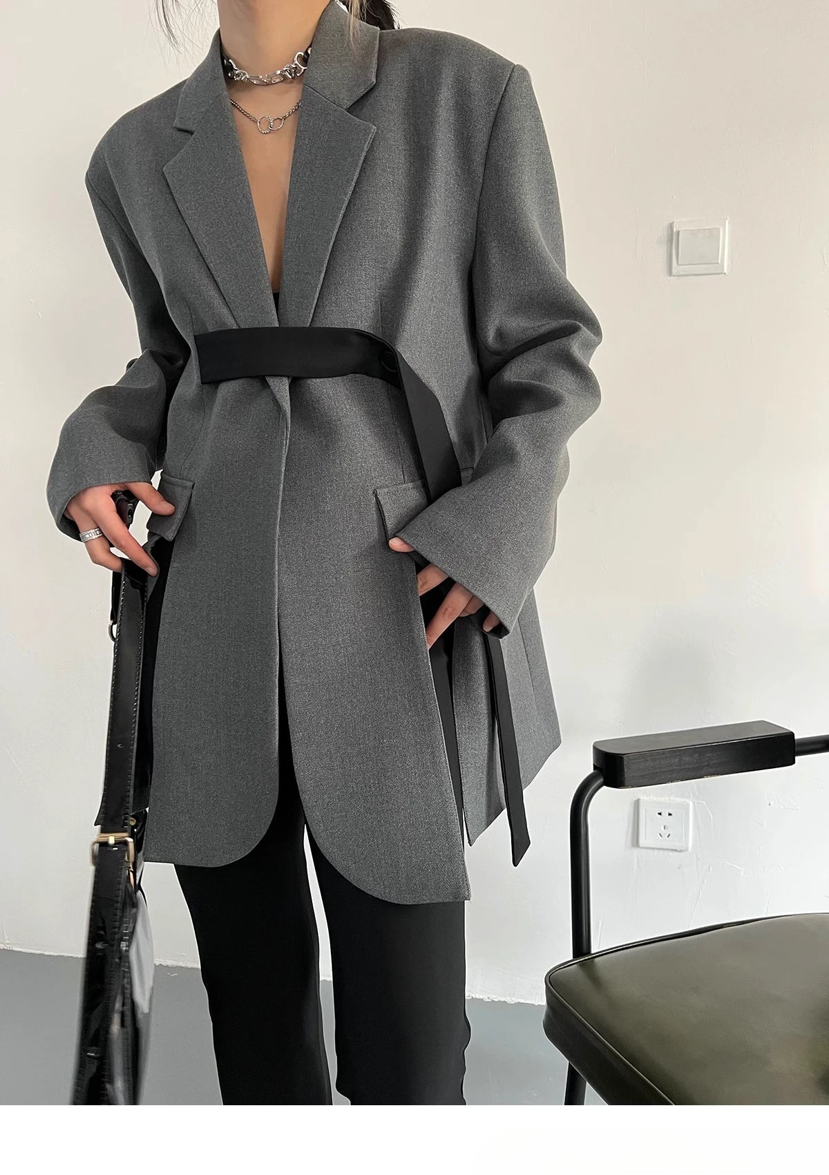 Zweiteiliges Damen-Set mit Stickerei: Langarm-Oberteil mit Reverskragen und hoch taillierte, lange Hose – stilvoll und elegant.