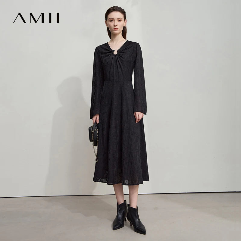 Elegantes Damen-Herbstkleid in Schwarz, gerader Schnitt, drapierter Ausschnitt, lange Ärmel.