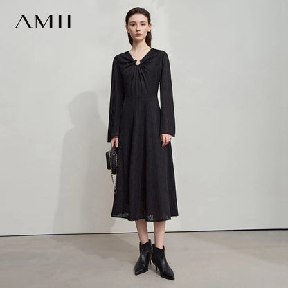 Elegantes Damen-Herbstkleid in Schwarz, gerader Schnitt, drapierter Ausschnitt, lange Ärmel.