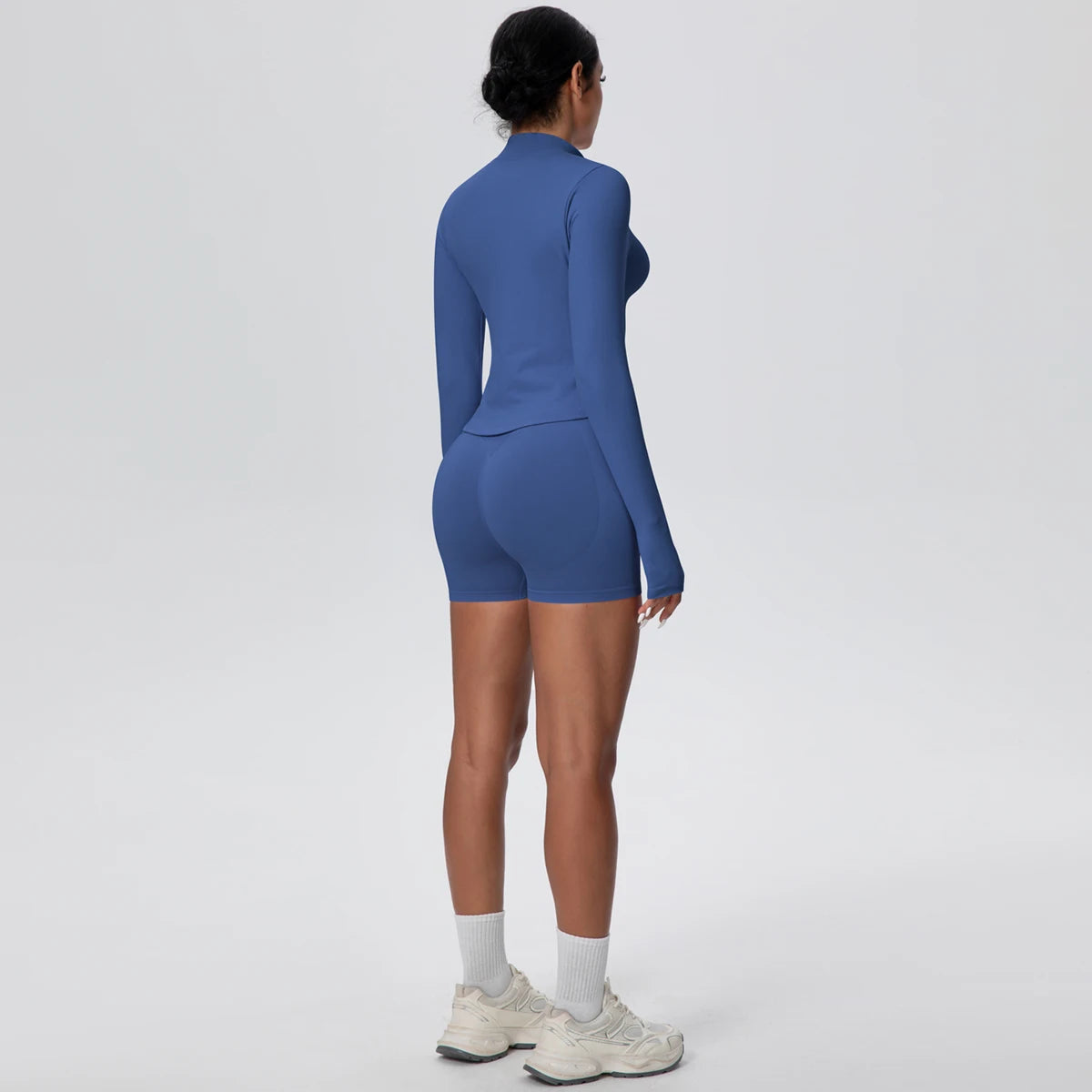 Damen Yoga-Set in Blau, Rückansicht: Langarm-Top und kurze, enganliegende Shorts