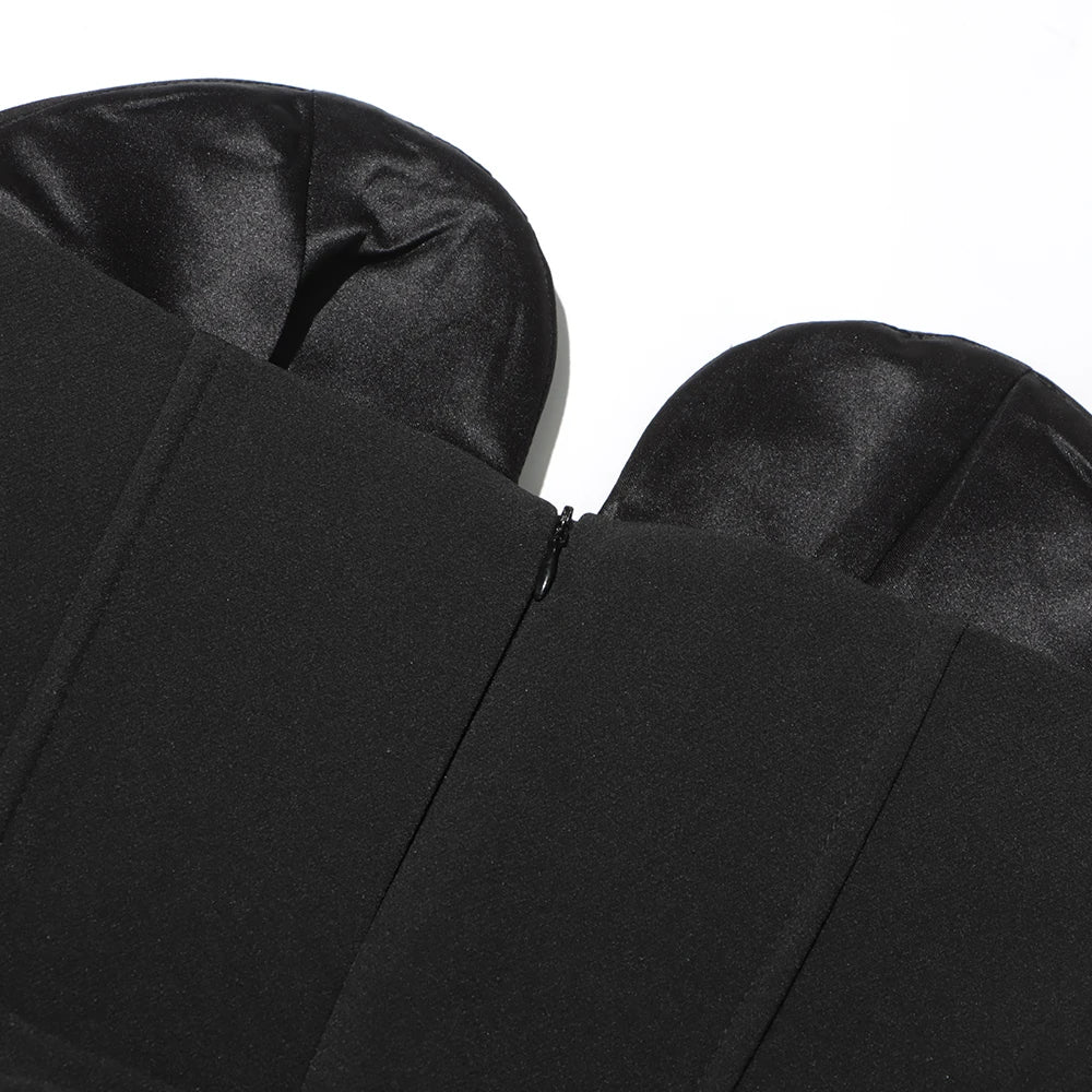 Elegantes Damenkleid mit Rundhalsausschnitt, kurzen Ärmeln und Patchwork-Design mit Quasten und Falten.