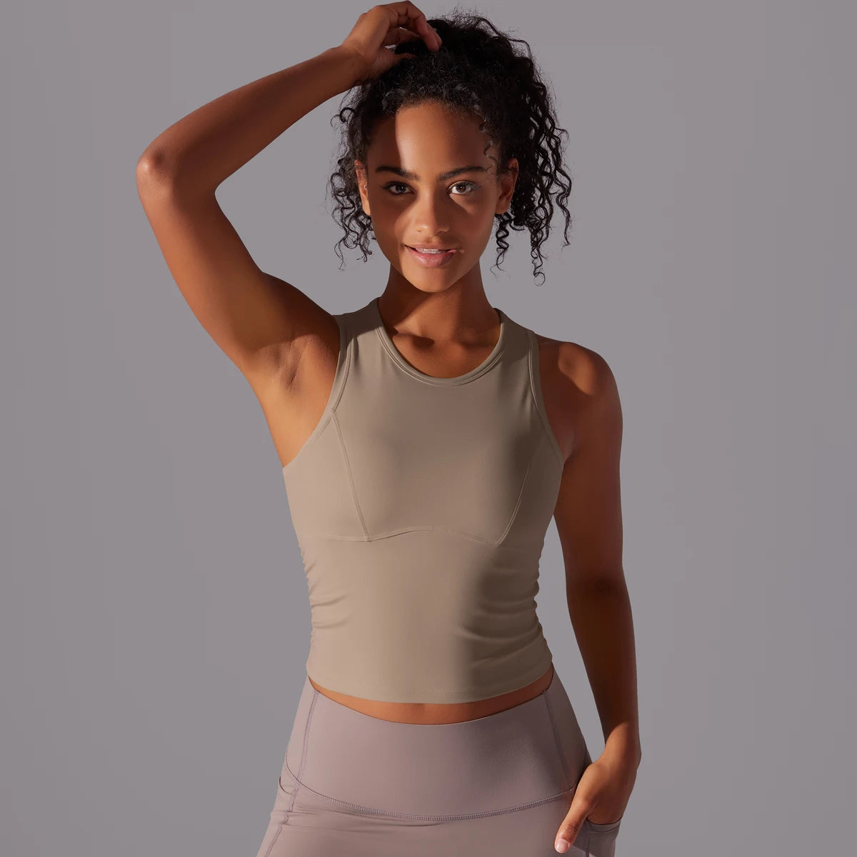 Beiges Yoga-Tanktop für Damen, ärmellos, seitliche Ansicht, taillierte Passform