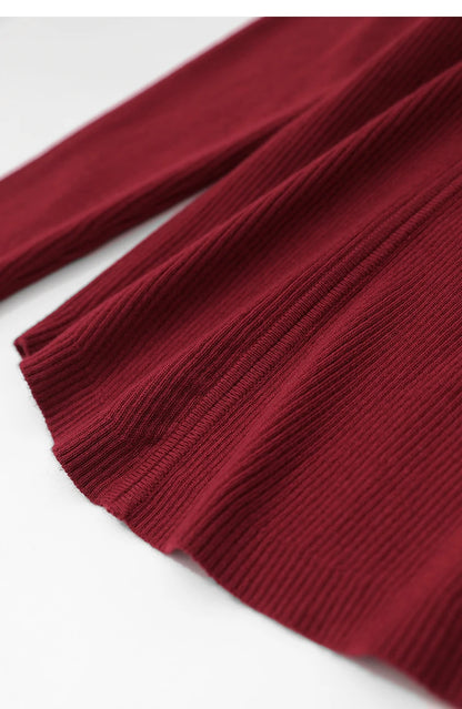 Bordeauxroter langärmeliger Pullover mit gerippter Optik an Saum und Bündchen
