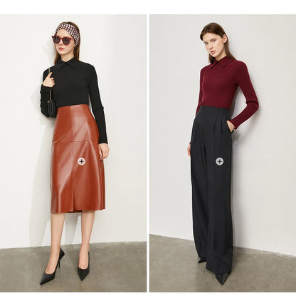 Damenpullover im Rippstrick: links Schwarz, rechts Bordeauxrot, jeweils mit Kragen