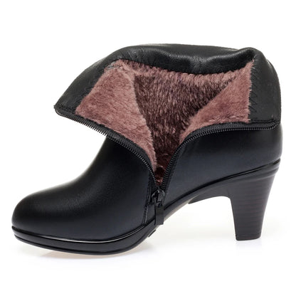 Schwarze Winterstiefelette mit Reißverschluss, braunem Fellfutter und mittlerem Absatz