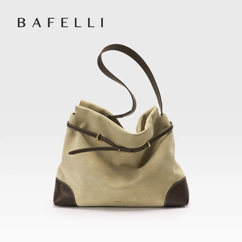 Beige Wildlederhandtasche mit Schulterriemen, Ziernähten und Reißverschluss am Vorderfach