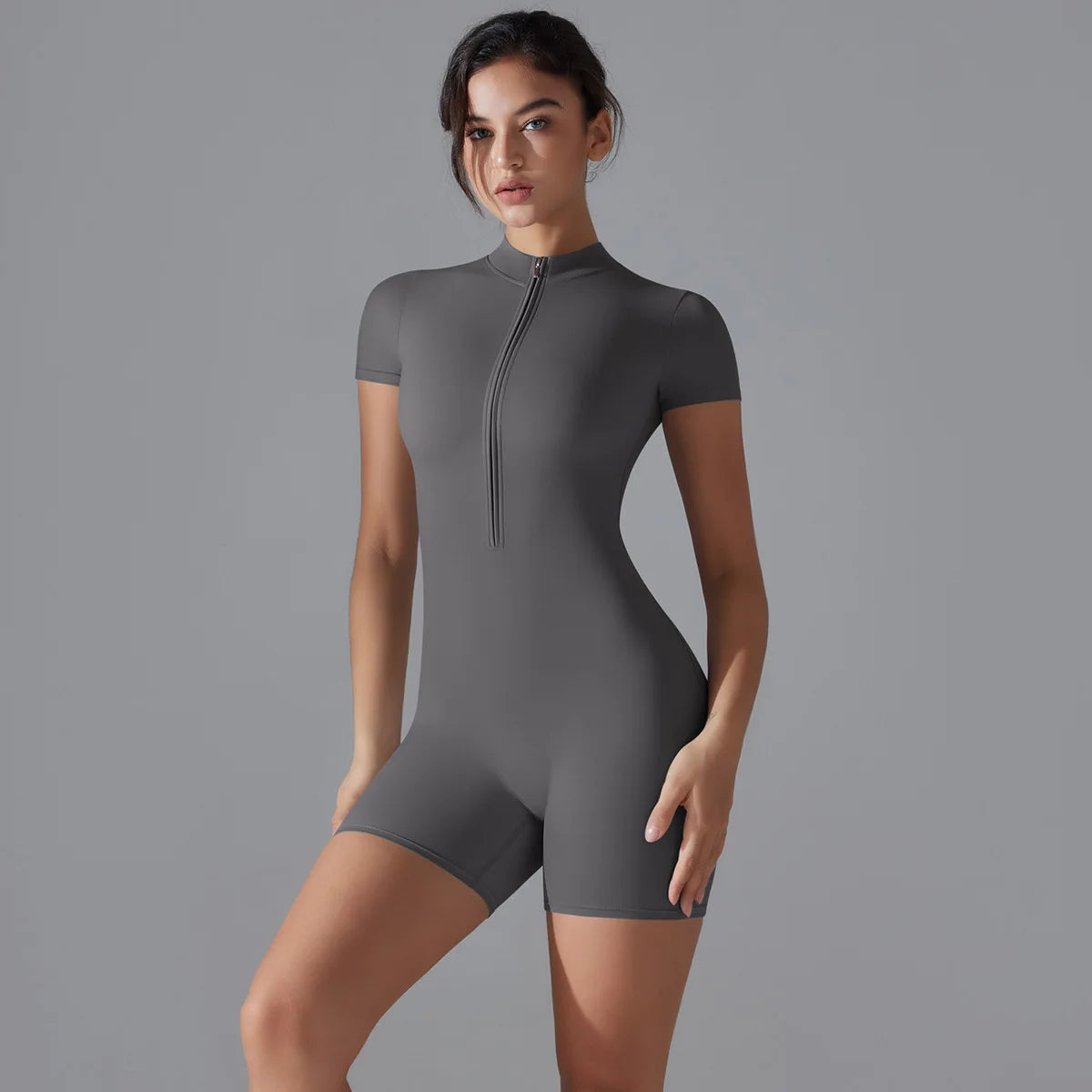 Yoga-Bodysuit, grau, kurzärmelig, Reißverschluss vorn, eng anliegender Schnitt