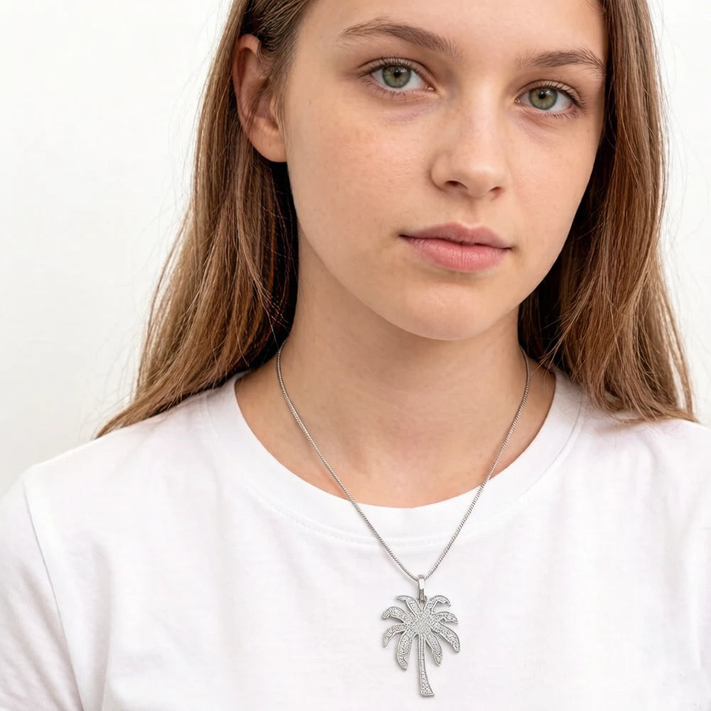 Palmbaum-Anhänger aus Sterlingsilber mit Pavé, am Hals getragen, zentriertes Motiv