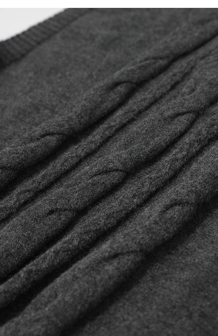 Dunkelgraue Strickweste mit sichtbarer Strickstruktur und Rippen im Vorderbereich