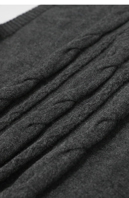 Dunkelgraue Strickweste mit sichtbarer Strickstruktur und Rippen im Vorderbereich