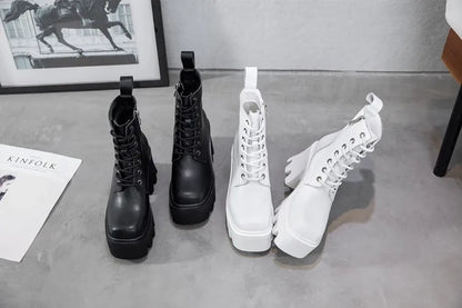 Ankle-Booties in Schwarz und Weiß mit Schnürung, eckiger Kappe und Plateau-Blockabsatz