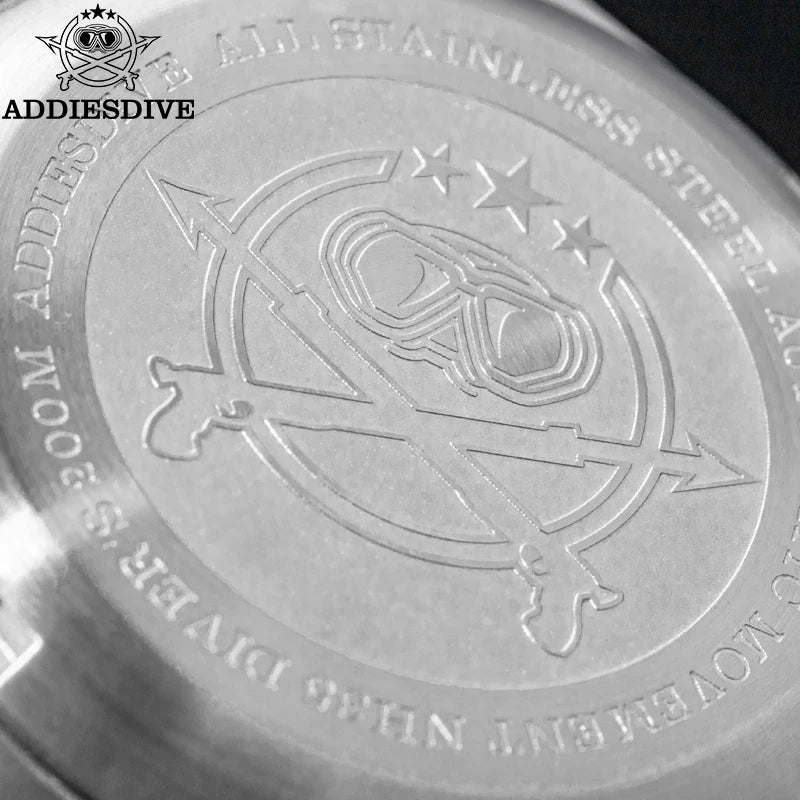 Herren-Taucheruhr mit Keramikluenette und gewoelbtem Saphirglas