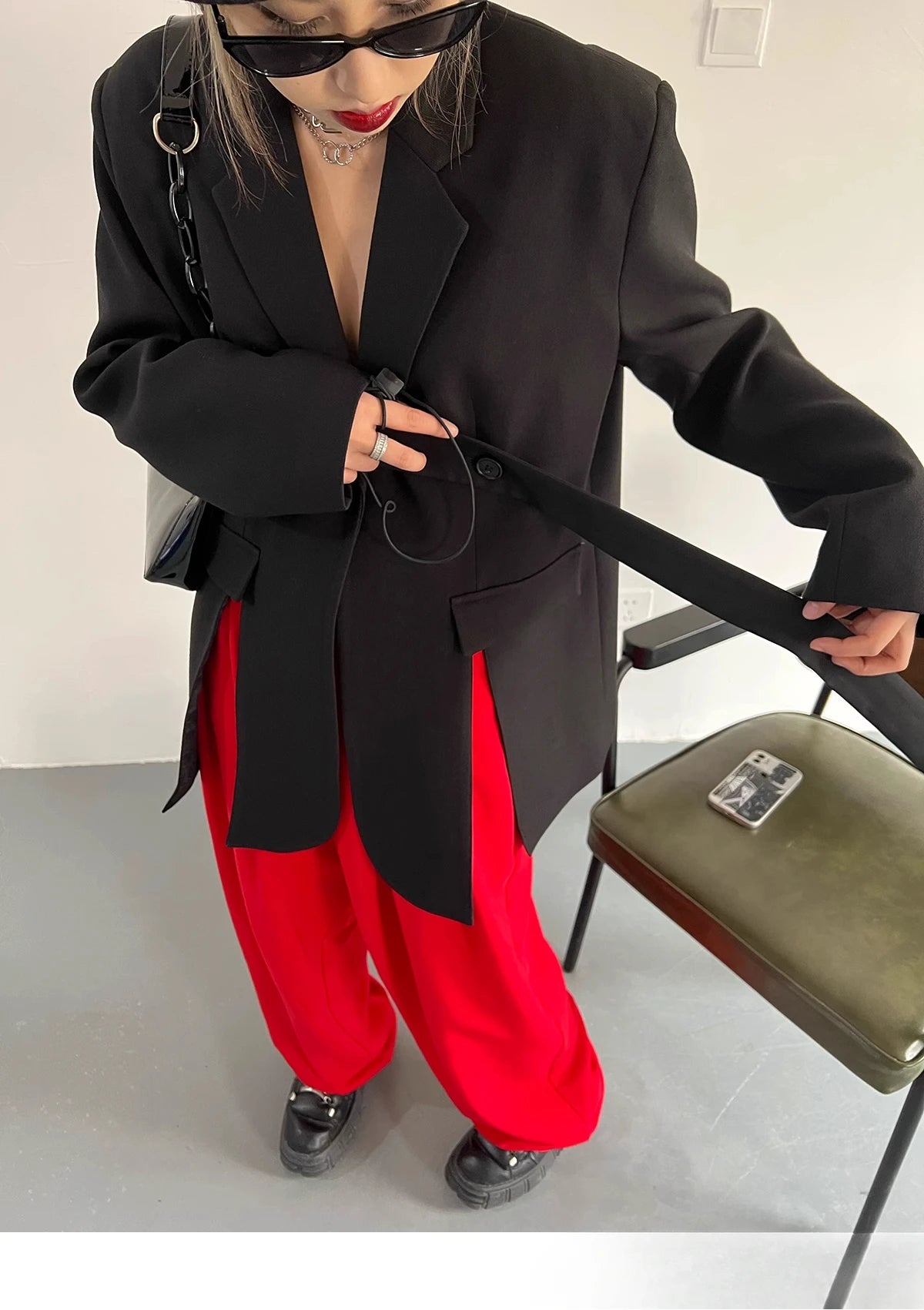 Zweiteiliges Damen-Set mit Stickerei: Langarm-Oberteil mit Reverskragen und hoch taillierte, lange Hose – stilvoll und elegant.