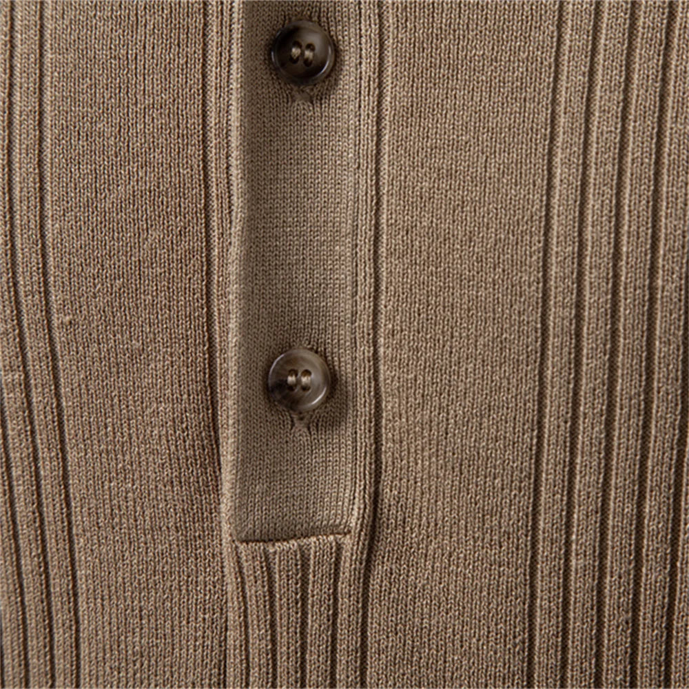 Henleyshirt-Kragen mit zwei braunen Knöpfen und Knopfleiste in Khaki
