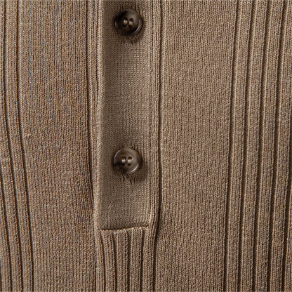 Henleyshirt-Kragen mit zwei braunen Knöpfen und Knopfleiste in Khaki