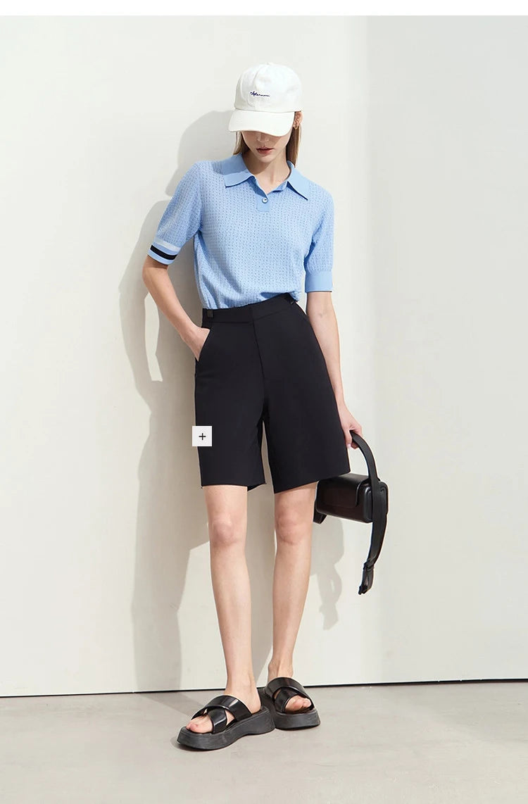 Damen-Poloshirt, hellblau; Frontansicht mit Knopfleiste und gestreiften Ärmelsäumen