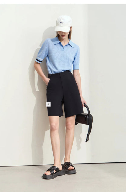 Damen-Poloshirt, hellblau; Frontansicht mit Knopfleiste und gestreiften Ärmelsäumen