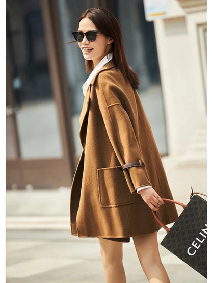 Damen Wollmantel im minimalistischen Stil mit braunem Gürtel und langen Ärmeln