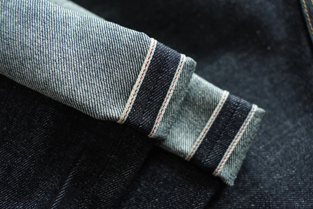 Herren Jeans aus Sommer Selvedge Denim mit lockerer Passform und hohem Bund