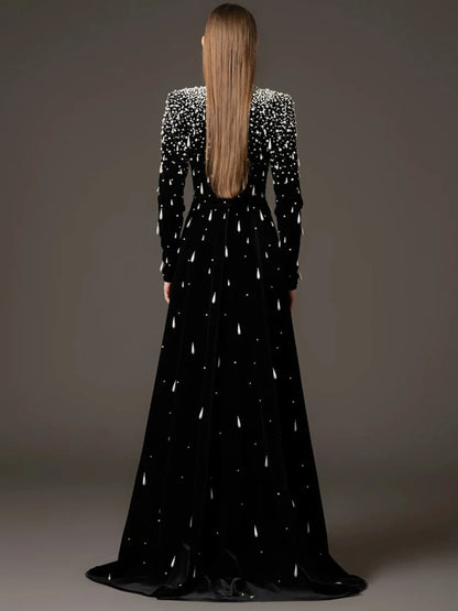 Elegantes Damen-Zweiteiler-Set mit V-Ausschnitt, Langarm-Oberteil und hoch tailliertem Rock mit Applikationen und Schlitz.
