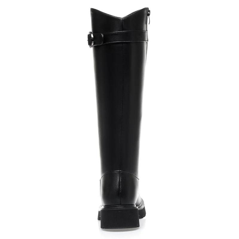 Hohe schwarze Stiefel mit Schnallenriemen am Einstieg und griffiger Sohle