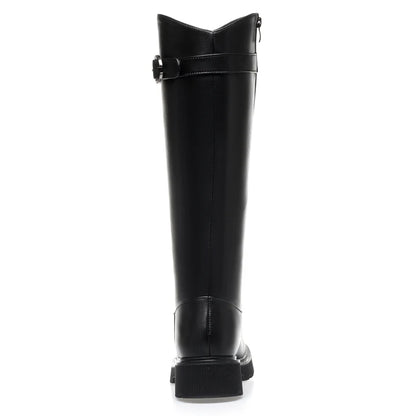 Hohe schwarze Stiefel mit Schnallenriemen am Einstieg und griffiger Sohle