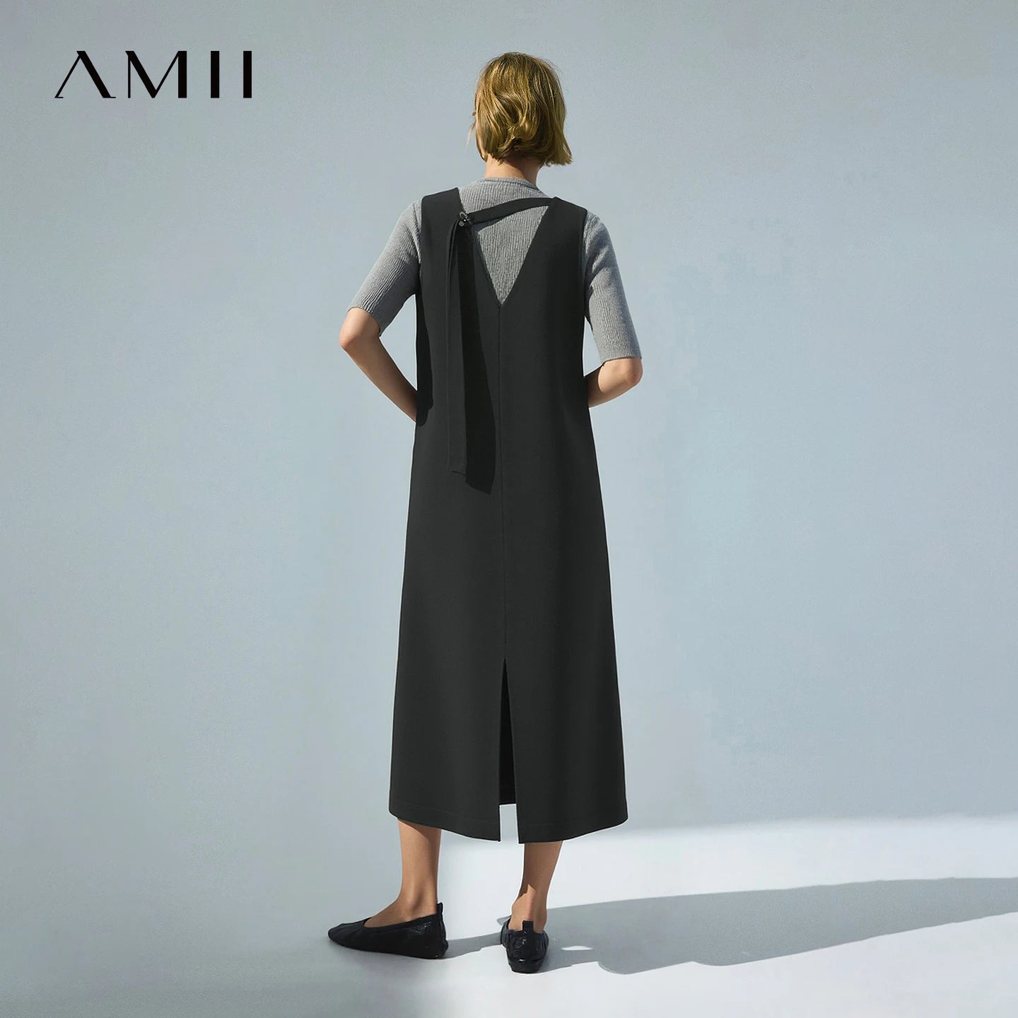 Stylisches Ärmelloses Damenkleid Mit Perlenschmuck Und Eleganter Passform