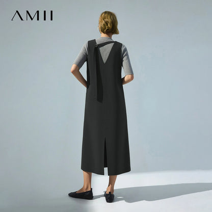Stylisches Ärmelloses Damenkleid Mit Perlenschmuck Und Eleganter Passform