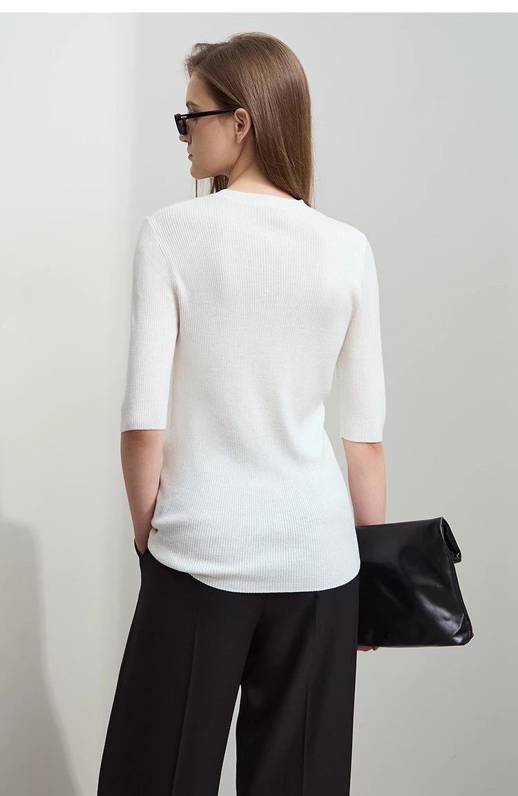 Weißer Damen-Strickpullover, Rückansicht, Rundhalsausschnitt, mittlere Ärmel, figurbetont