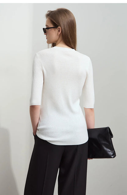 Weißer Damen-Strickpullover, Rückansicht, Rundhalsausschnitt, mittlere Ärmel, figurbetont